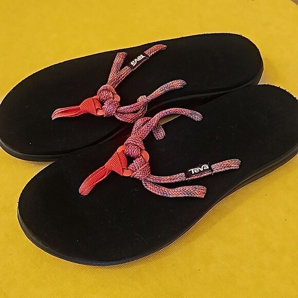 Teva women's like new flip flops size 7 - Picture 3 of 8